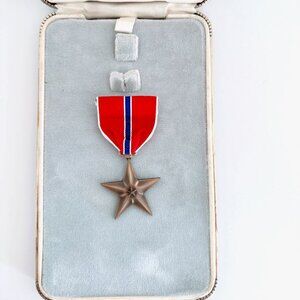 VINTAGE MILITARY MERITORIOUS BRONZE STAR MEDAL WITH BOX